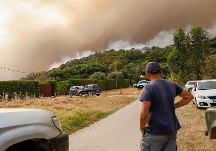 Un incendio originado en una caravana en Tarifa obliga a evacuar hoteles, campings, chiringuitos y 5.000 vehículos Un incendio originado en una caravana en Tarifa obliga a evacuar hoteles, campings, chiringuitos y 5.000 vehículos