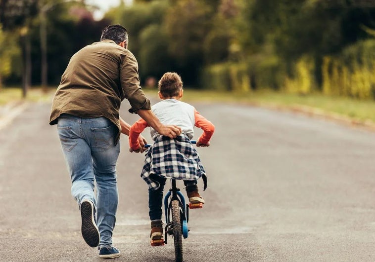 Adiós a los codos raspados y las lágrimas: cómo enseñar a montar en bici Adiós a los codos raspados y las lágrimas: cómo enseñar a montar en bici