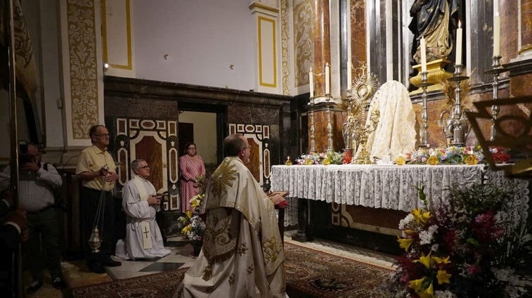 Una mujer asalta una capilla en Valencia y los feligreses rescatan la hostia consagrada para llevarla a la Catedral Una mujer asalta una capilla en Valencia y los feligreses rescatan la hostia consagrada para llevarla a la Catedral