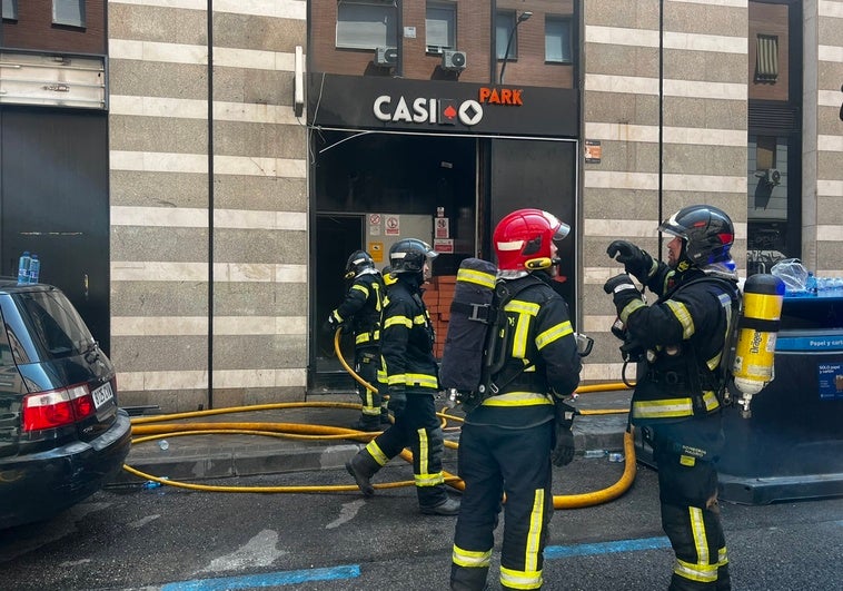 Un incendio en una casa de apuestas de Ciudad Lineal genera una gran columna de humo que alerta a los vecinos Un incendio en una casa de apuestas de Ciudad Lineal genera una gran columna de humo que alerta a los vecinos