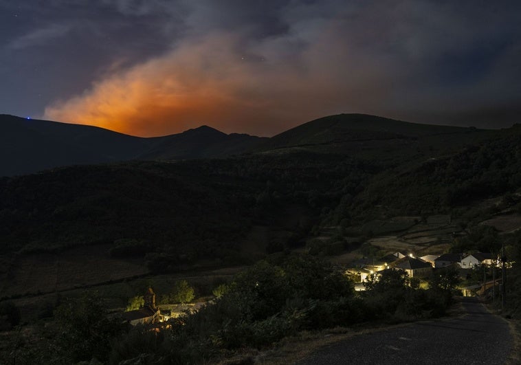 El peor incendio del año en Galicia, con 700 hectáreas quemadas, sigue sin control El peor incendio del año en Galicia, con 700 hectáreas quemadas, sigue sin control