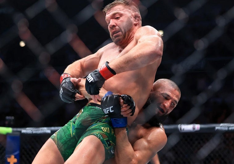 Chimaev comienza su era en la UFC: 'crucifica' a Du Plessis y se convierte en campeón del peso medio Chimaev comienza su era en la UFC: ‘crucifica’ a Du Plessis y se convierte en campeón del peso medio