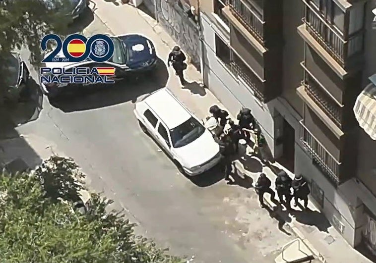 Siete detenidos y tres heridos tras una reyerta familiar con rehenes en Puerta del Ángel Siete detenidos y tres heridos tras una reyerta familiar con rehenes en Puerta del Ángel