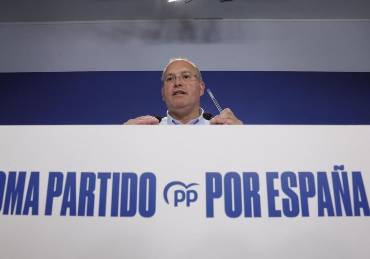 Génova elude el choque frontal tras la polémica de Jumilla: «Sólo beneficia a PSOE y Vox» Génova elude el choque frontal tras la polémica de Jumilla: «Sólo beneficia a PSOE y Vox»