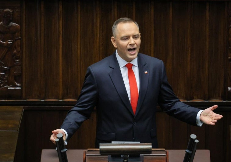 Nawrocki toma posesión como presidente de Polonia y declara la guerra al primer ministro Tusk: «Es el peor gobierno de la historia» Nawrocki toma posesión como presidente de Polonia y declara la guerra al primer ministro Tusk: «Es el peor gobierno de la historia»