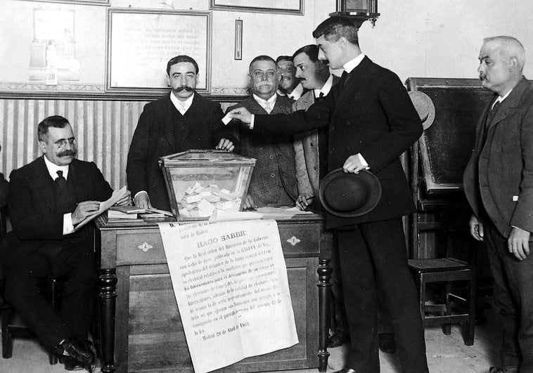El «arte de comprar votos»: los fraudes que persiguen a España desde hace 150 años El «arte de comprar votos»: los fraudes que persiguen a España desde hace 150 años