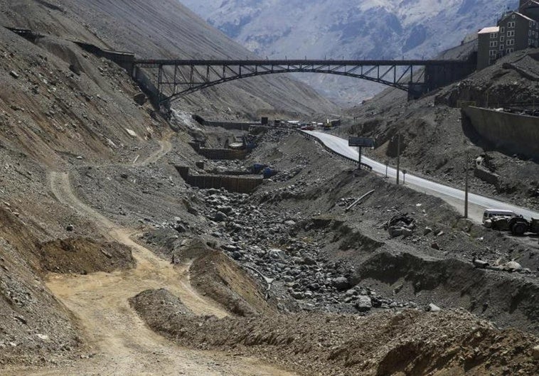 Encuentran los cuerpos de 5 mineros chilenos en la mina El Teniente Encuentran los cuerpos de 5 mineros chilenos en la mina El Teniente