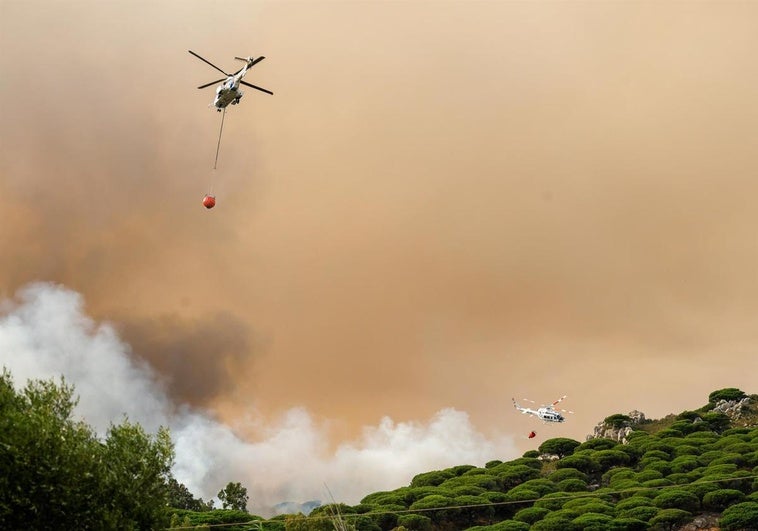 Más de cien efectivos continúan trabajando en el incendio de Tarifa Más de cien efectivos continúan trabajando en el incendio de Tarifa