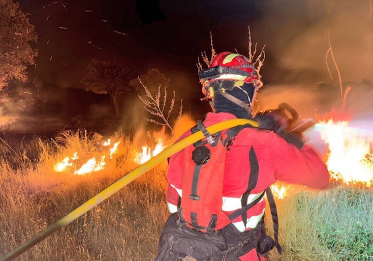 Las llamas rodean Cabezabellosa, donde permanecen algunos vecinos que se resistieron a evacuar: «Es una ratonera» Las llamas rodean Cabezabellosa, donde permanecen algunos vecinos que se resistieron a evacuar: «Es una ratonera»