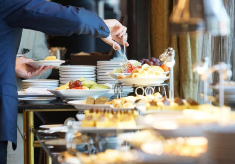 Una trabajadora de un buffet de Alemania, enfurecida por lo que han hecho unos españoles en su hotel: «Es un abuso» Una trabajadora de un buffet de Alemania, enfurecida por lo que han hecho unos españoles en su hotel: «Es un abuso»