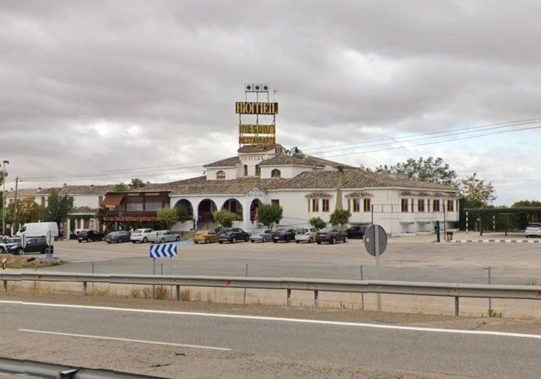 Persiguen a un coche de turistas franceses, abren fuego contra ellos en plena A-4 y se refugian en un restaurante de Dosbarrios (Toledo) Persiguen a un coche de turistas franceses, abren fuego contra ellos en plena A-4 y se refugian en un restaurante de Dosbarrios (Toledo)