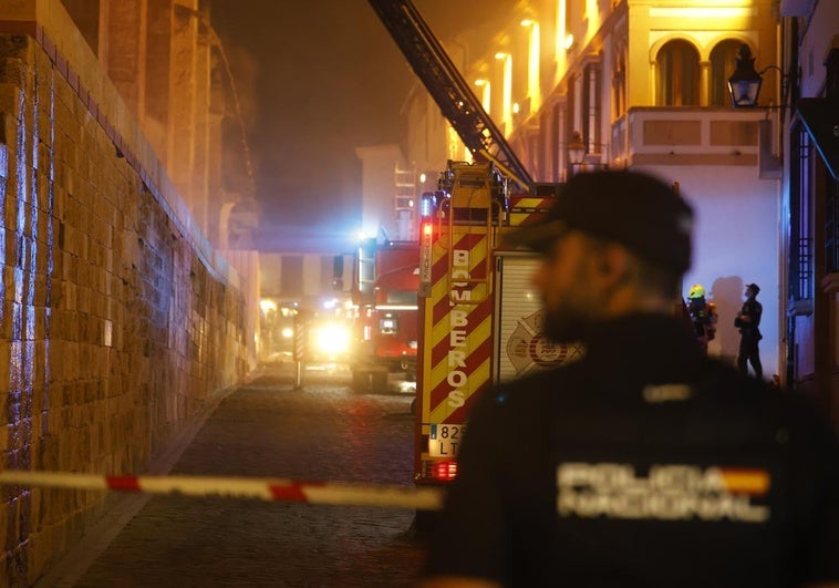 El incendio en la Mezquita de Córdoba provoca el hundimiento de la capilla de la Encarnación El incendio en la Mezquita de Córdoba provoca el hundimiento de la capilla de la Encarnación