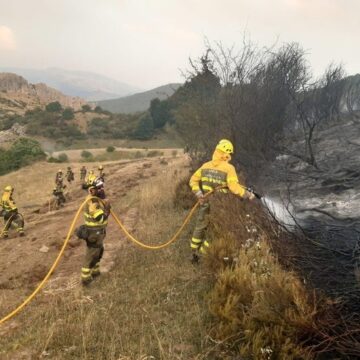 Un intenso fuego en Salamanca y la evacuación de un pueblo en Palencia complican aún más la situación en Castilla y León