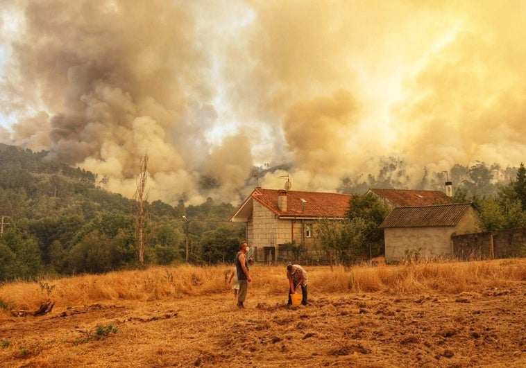 Las llamas no cesan y provocan cortes en telecomunicaciones, luz y agua en Orense Las llamas no cesan y provocan cortes en telecomunicaciones, luz y agua en Orense
