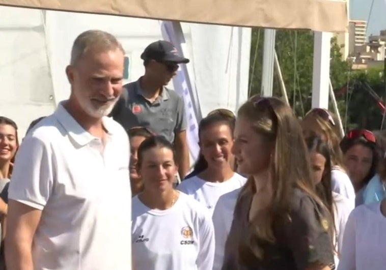 La Princesa Leonor aparece por sorpresa junto a Don Felipe en la Copa del Rey de vela La Princesa Leonor aparece por sorpresa junto a Don Felipe en la Copa del Rey de vela