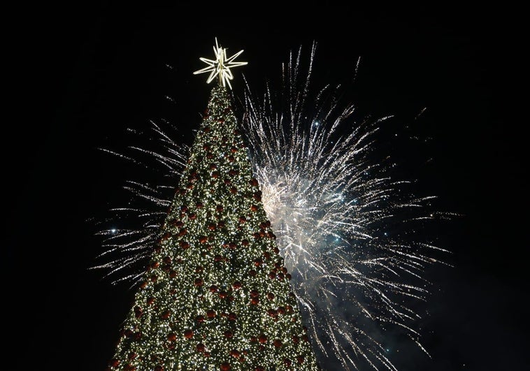 La instalación de las luces de Navidad de Madrid comienza en pleno agosto La instalación de las luces de Navidad de Madrid comienza en pleno agosto
