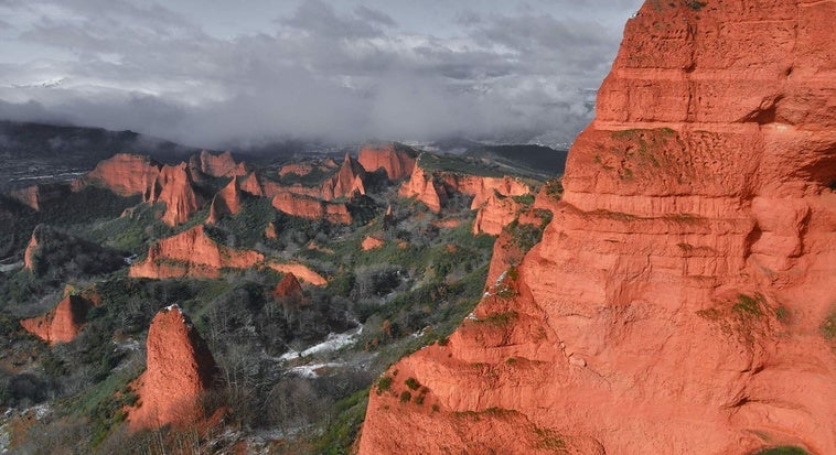 Un incendio amenaza Las Médulas en El Bierzo y obliga desalojar a los vecinos de la pedanía de Yeres Un incendio amenaza Las Médulas en El Bierzo y obliga desalojar a los vecinos de la pedanía de Yeres