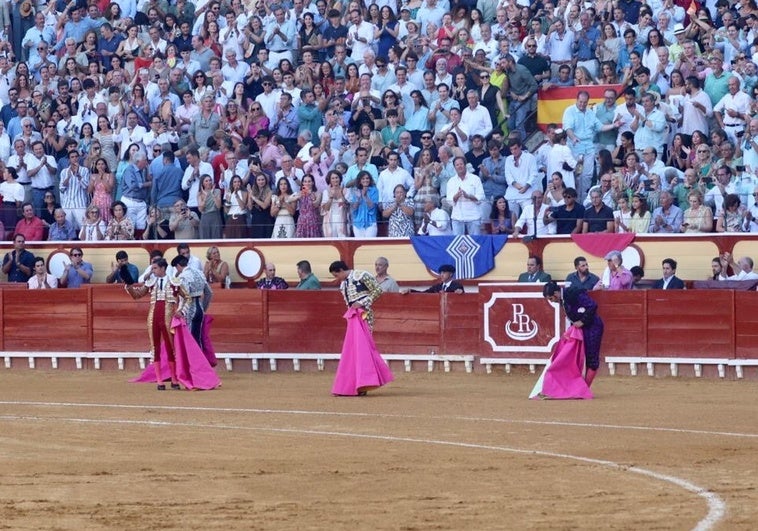 Morante y Roca Rey, cara a cara en El Puerto: empate a dos orejas en sus dos primeros toros Morante y Roca Rey, cara a cara en El Puerto: empate a dos orejas en sus dos primeros toros