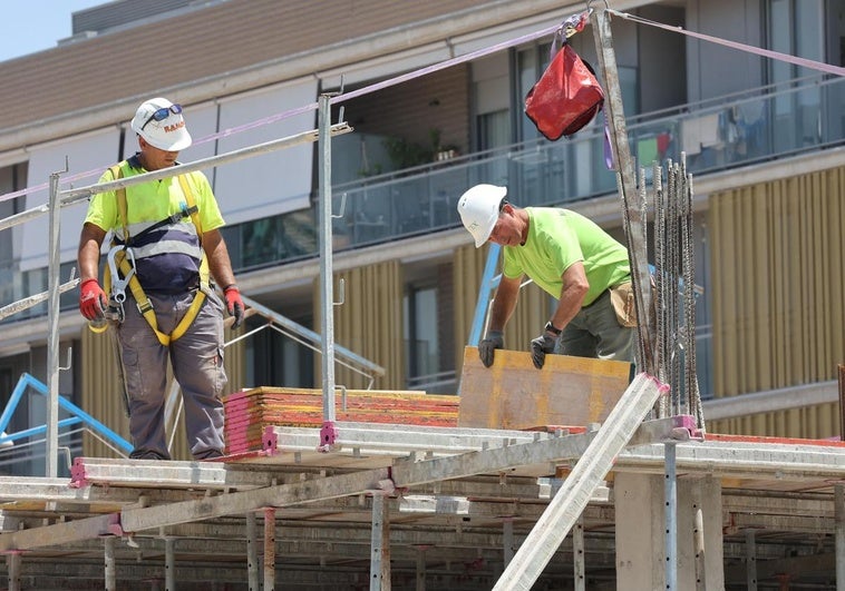 Cuánto dinero cobra un peón de albañil en España en 2025: sueldo base según el convenio de la construcción Cuánto dinero cobra un peón de albañil en España en 2025: sueldo base según el convenio de la construcción