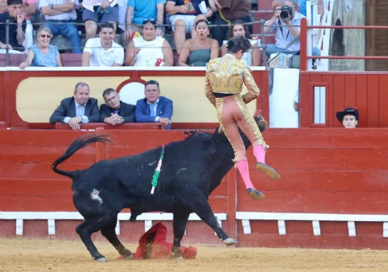 Escalofriante cogida a Aarón Palacio, colgado del pitón al entrar a matar Escalofriante cogida a Aarón Palacio, colgado del pitón al entrar a matar