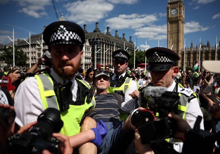 Al menos 365 detenidos en una protesta contra la ilegalización de la ONG Palestine Action Al menos 365 detenidos en una protesta contra la ilegalización de la ONG Palestine Action