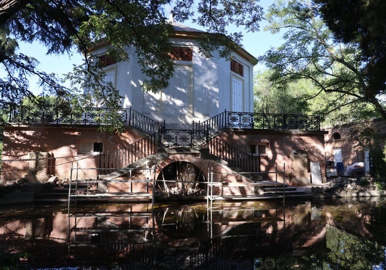 El fortín y el casino de baile del parque de El Capricho renacen de sus grietas El fortín y el casino de baile del parque de El Capricho renacen de sus grietas