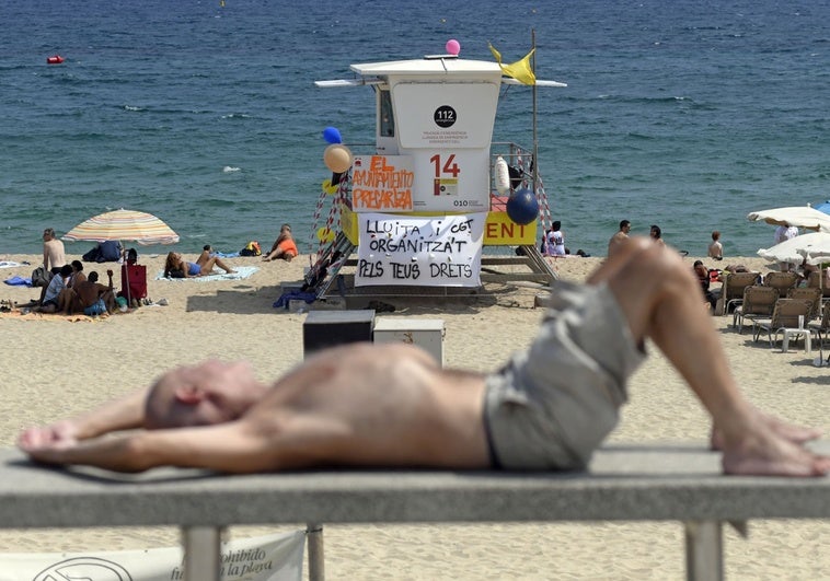 Mil euros por dormir en camping y 1.400 por salvar vidas en la playa Mil euros por dormir en camping y 1.400 por salvar vidas en la playa