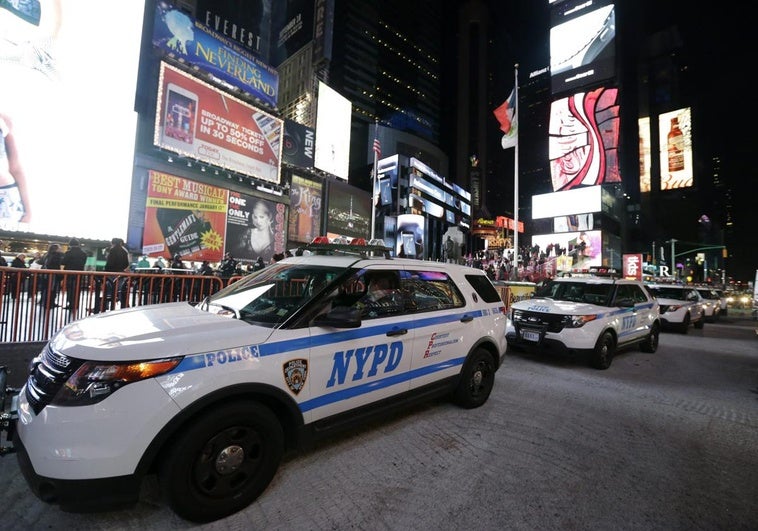 Un adolescente abre fuego y hiere a tres personas en Times Square, Nueva York Un adolescente abre fuego y hiere a tres personas en Times Square, Nueva York