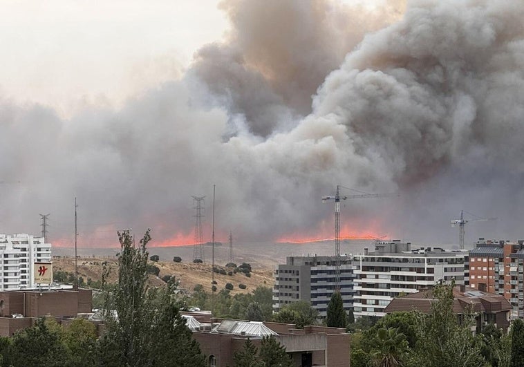 Al menos dos heridos por el incendio de nivel 2 de Tres Cantos, uno de ellos con quemaduras en el 98% de su cuerpo Al menos dos heridos por el incendio de nivel 2 de Tres Cantos, uno de ellos con quemaduras en el 98% de su cuerpo