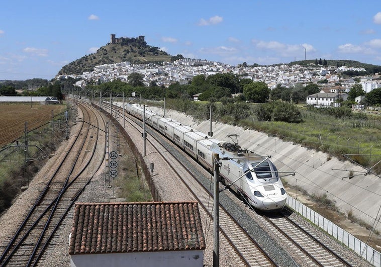Nuevo episodio de caos ferroviario: un tren Madrid-Cádiz con 427 pasajeros se queda tirado en Córdoba Nuevo episodio de caos ferroviario: un tren Madrid-Cádiz con 427 pasajeros se queda tirado en Córdoba