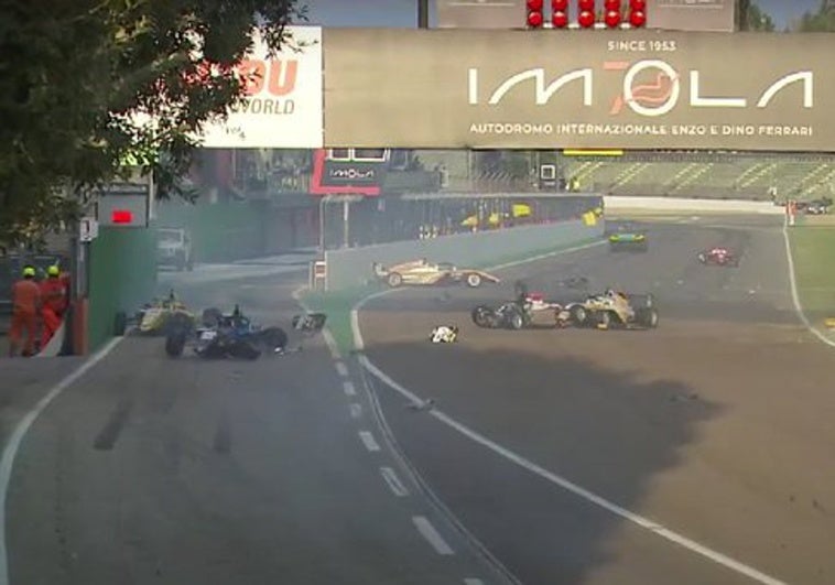 Una caótica salida en una carrera de F4 deja 12 coches accidentados en Imola Una caótica salida en una carrera de F4 deja 12 coches accidentados en Imola
