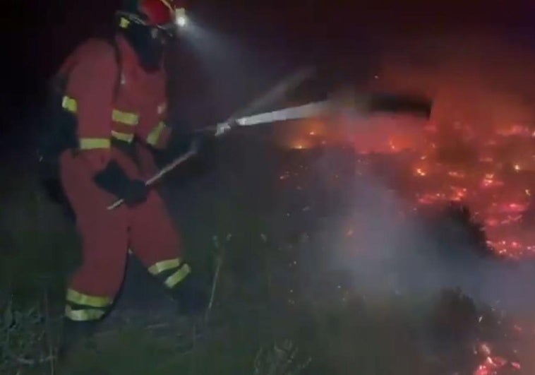 Un incendio amenaza al paraje de Las Médulas en León y obliga desalojar a los vecinos de Yeres Un incendio amenaza al paraje de Las Médulas en León y obliga desalojar a los vecinos de Yeres