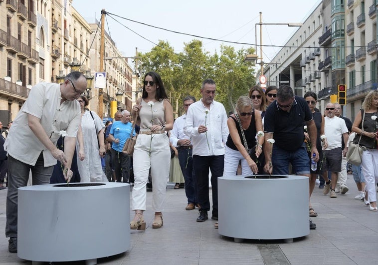 Silencio y recogimiento en el homenaje a las víctimas de los atentados de Barcelona de 2017 Silencio y recogimiento en el homenaje a las víctimas de los atentados de Barcelona de 2017
