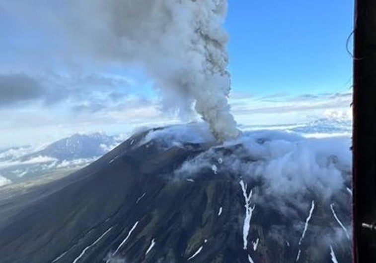 Entra en erupción un volcán después de 450 años en la misma zona de Rusia donde tuvo lugar el fuerte terremoto Entra en erupción un volcán después de 450 años en la misma zona de Rusia donde tuvo lugar el fuerte terremoto