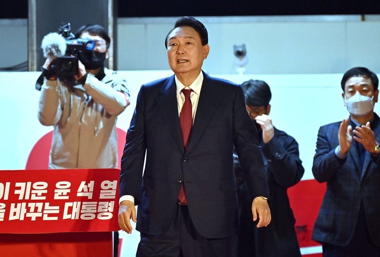 El expresidente Yoon se desnuda delante de un equipo de fiscales para impedir de nuevo su arresto El expresidente Yoon se desnuda delante de un equipo de fiscales para impedir de nuevo su arresto
